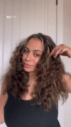 Démonstration de lissage avec peigne ionique sur cheveux très bouclés – réduction immédiate des frisottis